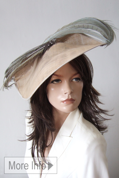 Vivien Sheriff Pheasant Feather Hat. Vivien Sheriff Hats. Vivien Sheriff Mother of the Bride Hats 2026. Nude Colour Big Hats. Mother of the Bride Hats for Hire 2026. Big hats for Royal Ascot 2026. Wedding Guest hat Hire 2026. Summer Wedding Guest Hats 2026.
