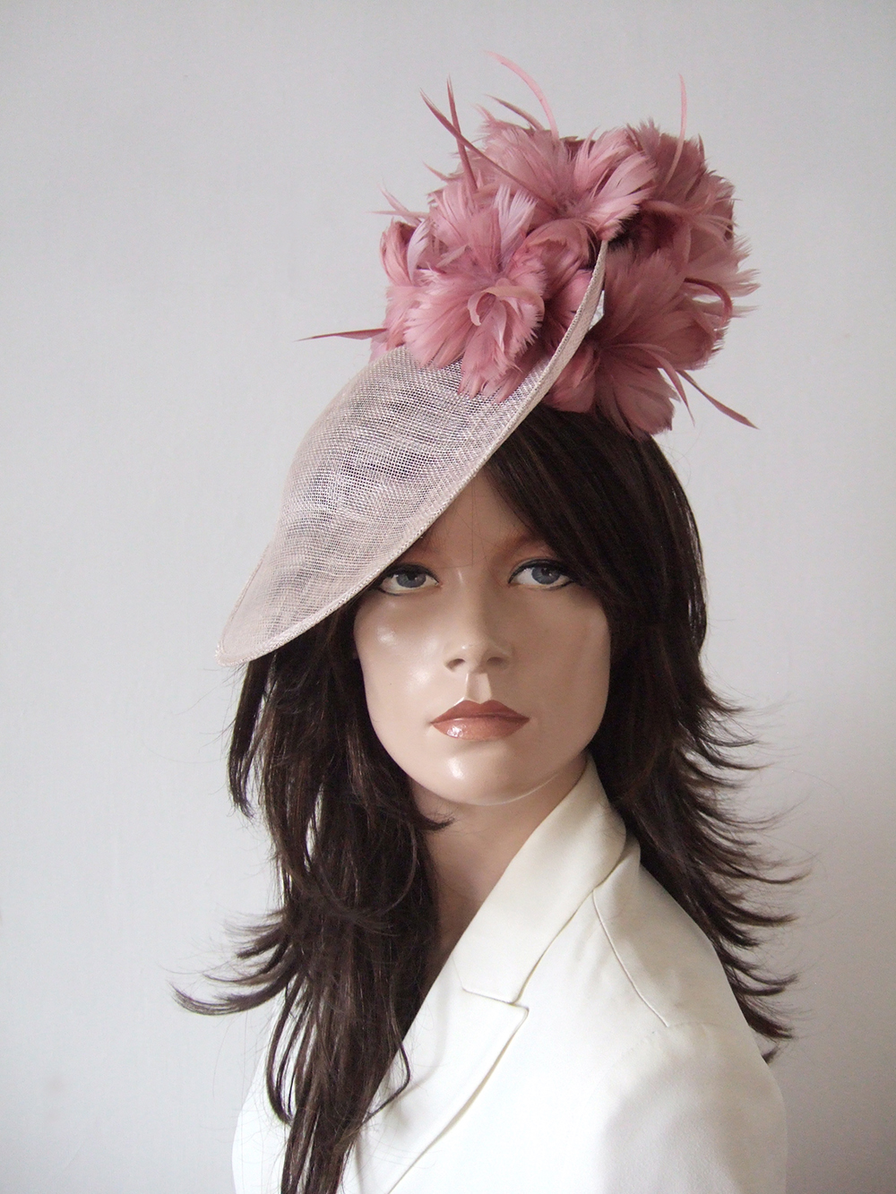 Saucer Style Hats for Hire UK. Hats for Summer Wedding Guests UK. Dusky Pink Royal Ascot Hats 2026. Designer Hats for Hire 2026. Wedding Hats for Hire UK 2026. Best Hats for Royal Ascot 2026. Dusky Pink Mother of the Bride Saucer Hats 2026. Mother of the Groom Hats 2026. Mother of the Bride Hat Hire 2026. Summer Wedding Fascinators 2026. Best Designer Hats 2026.