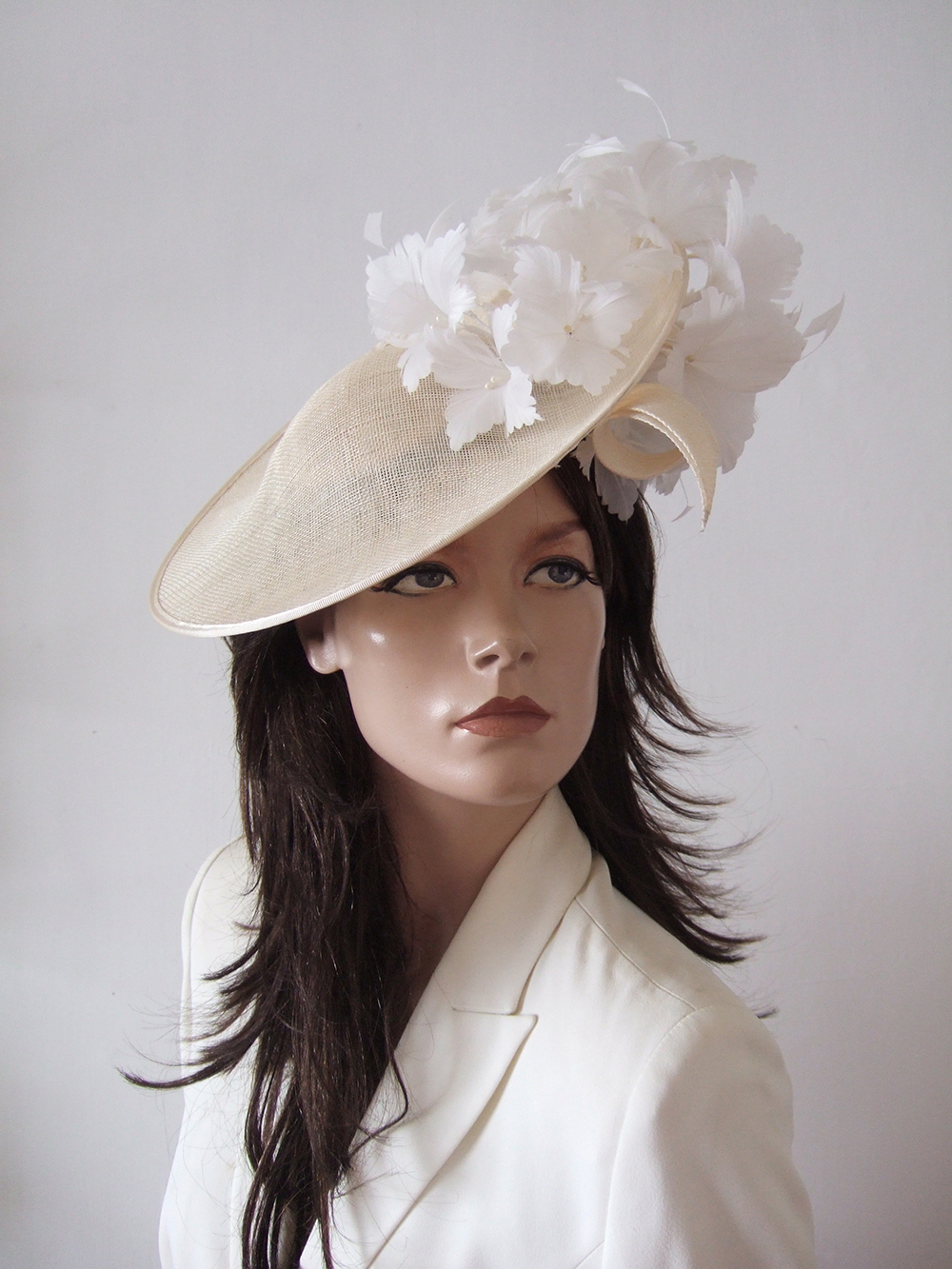 Saucer Style Hats for Hire UK. Hats for Summer Wedding Guests UK. Ivory White Royal Ascot Hats 2026. Designer Hats for Hire 2026. Wedding Hats for Hire UK 2026. Best Hats for Royal Ascot 2026. Ivory White Mother of the Bride Saucer Hats 2026. Mother of the Groom Hats 2026. Mother of the Bride Hat Hire 2026. Ivory White Summer Wedding Fascinators 2026. Best Designer Hats 2026.