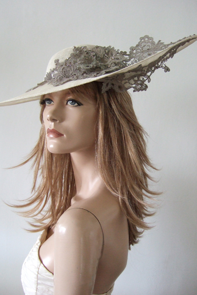 Vivien Sheriff Ivory Hat, Ascot Hat Hire. Mother of the Bride Hats. Royal Ascot Hats for hire from www.dress-2-impress.com.
